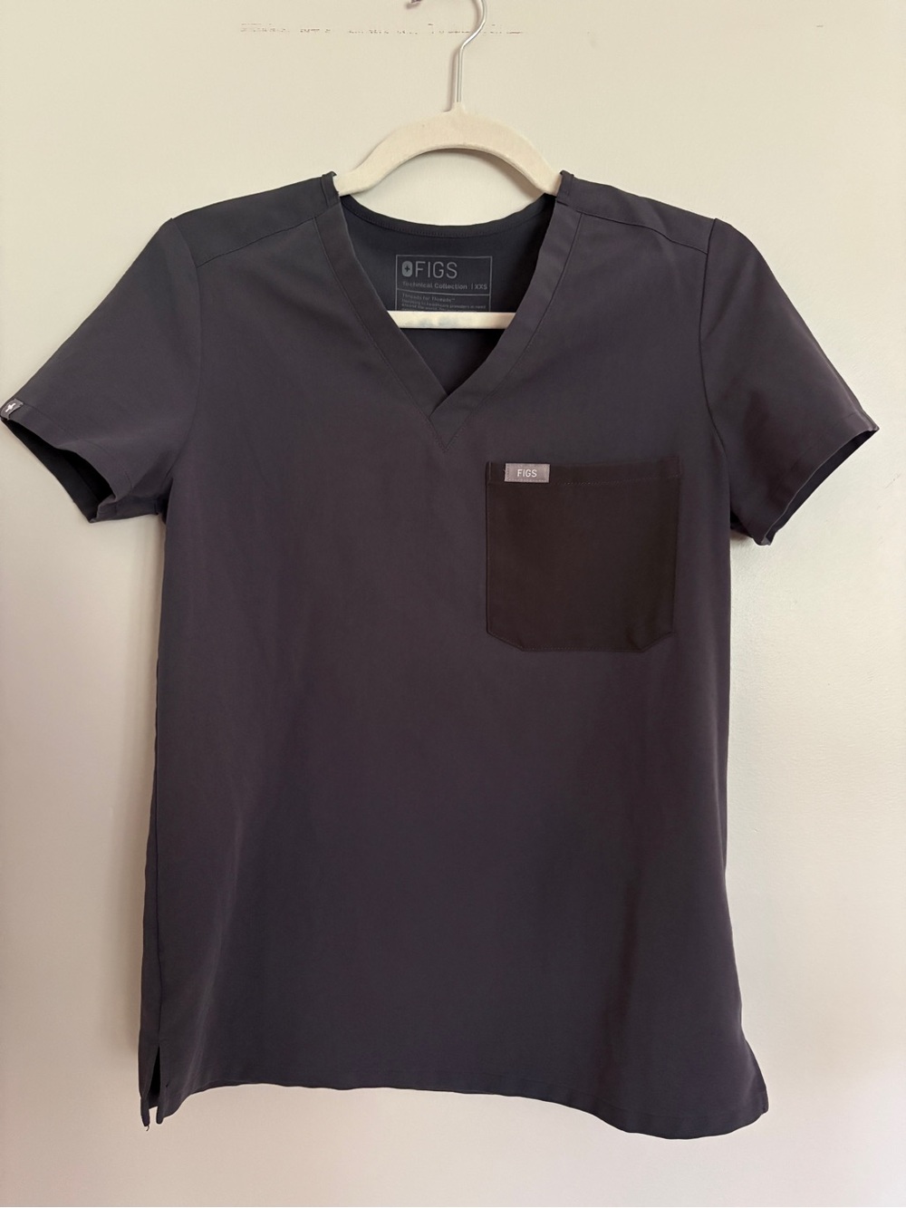 Figs Short Sleeve V-Neck Scrub Top in Charcoal